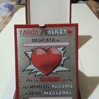 Cofanetto targa rosso e argento con frase