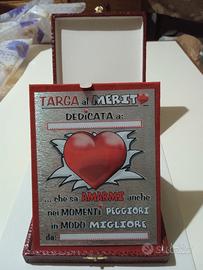 Cofanetto targa rosso e argento con frase