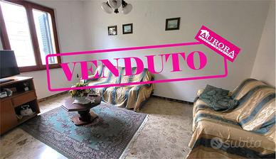 CASA SINGOLA LIBERA SU TRE LATI con GARAGE E CORTE