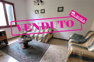 CASA SINGOLA LIBERA SU TRE LATI con GARAGE E CORTE