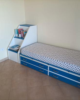 Letto singolo con materasso e scaletta.