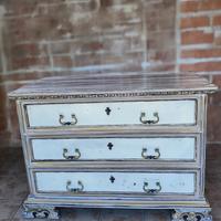 antica cassettiera   a 3 cassetti  colorata bianca