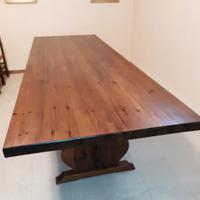 Tavolo in legno massello pesante.