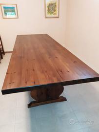 Tavolo in legno massello pesante.