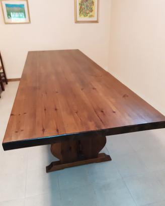 Tavolo in legno massello pesante.