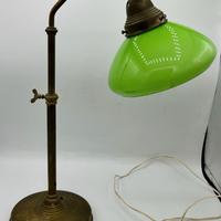 Lampada da tavolo in ottone e vetro verde anni '40