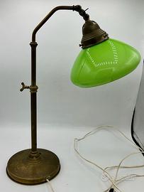Lampada da tavolo in ottone e vetro verde anni '40