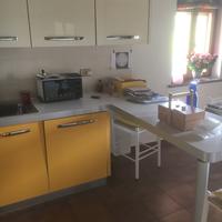 Cucina in perfette condizioni con elettrodomestici