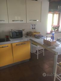 Cucina in perfette condizioni con elettrodomestici