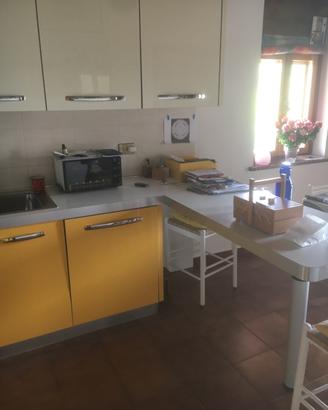 Cucina in perfette condizioni con elettrodomestici