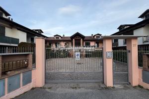 PIANO TERRA CON GIARDINO IN COMPLESSO DEL 2005