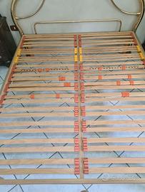 rete matrimoniale a doghe in legno con struttura i