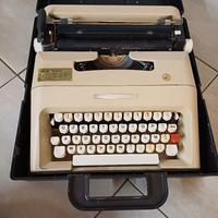Macchina da scrivere vintage Olivetti
