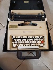 Macchina da scrivere vintage Olivetti