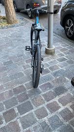 MTB nera e blu