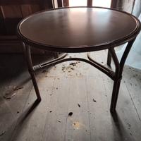 Tavolo e sedie per giardino o veranda.