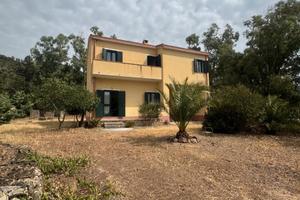 Casa indipendente con giardino su quattro lati