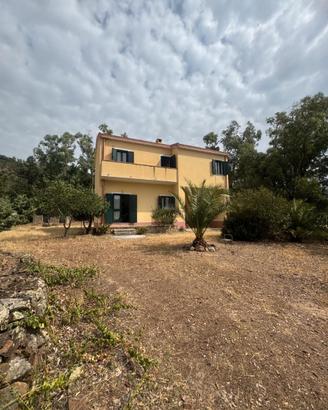 Casa indipendente con giardino su quattro lati