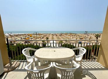Fronte mare due camere terrazza vista mare