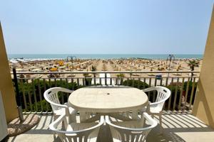 Fronte mare due camere terrazza vista mare
