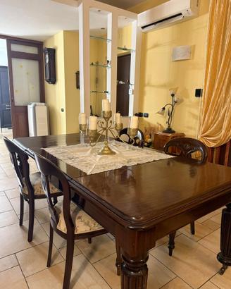 Tavolo vittoriano con sedie
