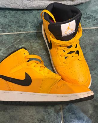 Air Jordan 1 Mid "University Gold/Black"
