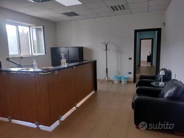 Ufficio e area esterna per parcheggi 003627