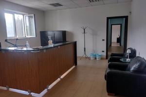 Ufficio e area esterna per parcheggi 003627