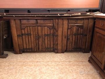 Mobile in legno massello stile rustico
