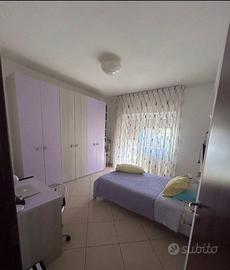 Camera ragazza color glicine