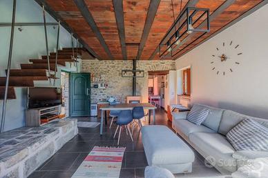 Affascinante casa in pietra con vista sulle montag