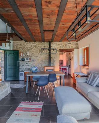 Affascinante casa in pietra con vista sulle montag