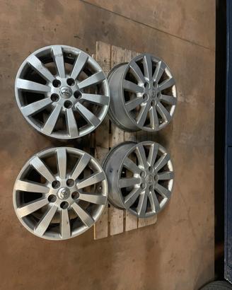 Cerchi in lega  16” a razze