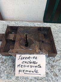 Antica serratura funzionante.