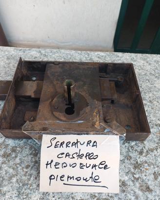 Antica serratura funzionante.