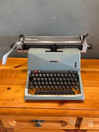 Macchina per scrivere Olivetti 82