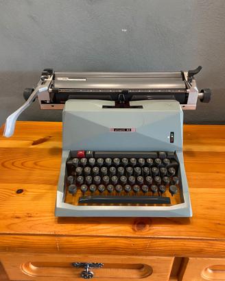 Macchina per scrivere Olivetti 82