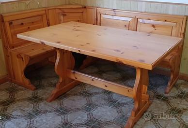 Tavolo in legno con panca angolare