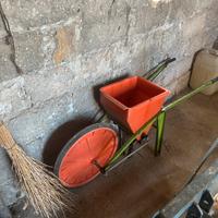 Carriola per spargere sale