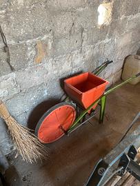 Carriola per spargere sale