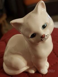 Manifattura inglese. Royal Doulton. Ceramica bianc