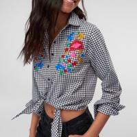 Camicia a quadretti e ricami di fiori