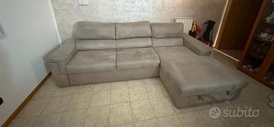 Frigorifero e divano