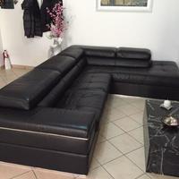 Divano interamente in pelle nera