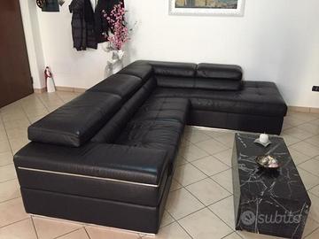 Divano interamente in pelle nera