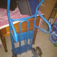 Carrello per scale a tre ruote