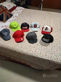 stock di 8 cappelli sportivi da ragazzo 
