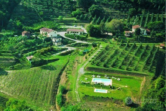 Rustico / Casale di 600 m² con più di 5 locali a C - Vista 2