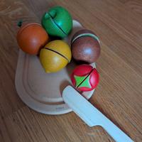 Frutta in legno da tagliare