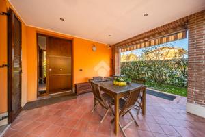 VILLA A SCHIERA A MODENA